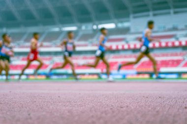 Sporcular atletizm sahasında maraton koşuyor  