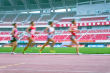 Sporcular atletizm sahasında maraton koşuyor  