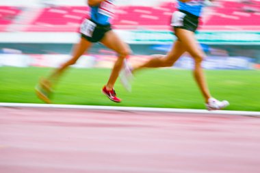 Sporcular atletizm sahasında maraton koşuyor  