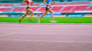 Sporcular atletizm sahasında maraton koşuyor  