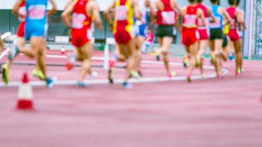 Sporcular atletizm sahasında maraton koşuyor  