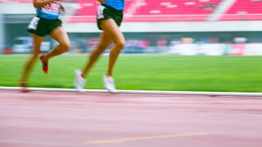 Sporcular atletizm sahasında maraton koşuyor  
