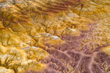 Çöldeki renkli volkanik manzara 