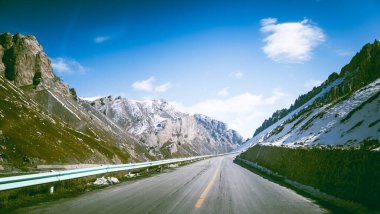 Dağlarda güzel bir manzara ve boş bir yol