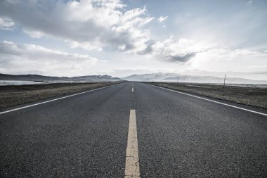 Kışın karlı asfalt dağ yolu