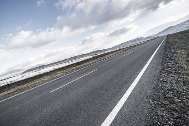 Kışın karlı asfalt dağ yolu