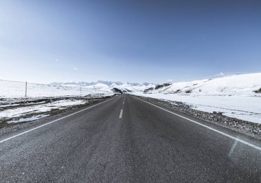 Kışın karlı asfalt dağ yolu