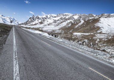 Kışın karlı asfalt dağ yolu