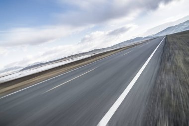 Dağlarda güzel bir manzara ve boş bir yol
