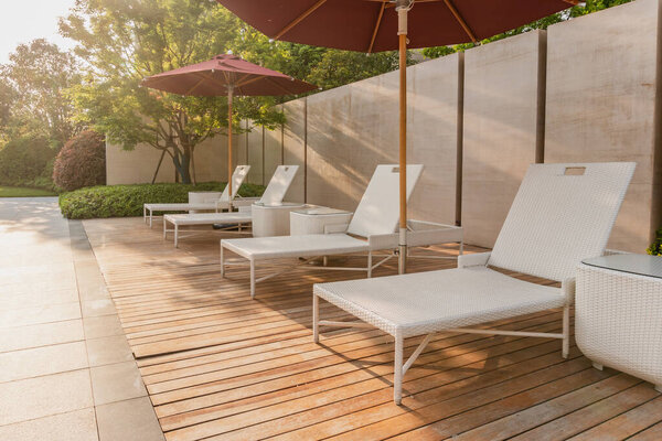 открытая зона отдыха с шезлонгами