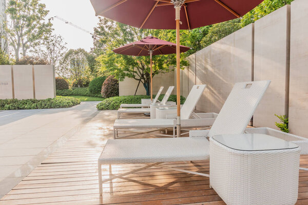 открытая зона отдыха с шезлонгами