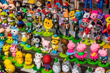 Pazarda kil heykelcikler yapıyor.