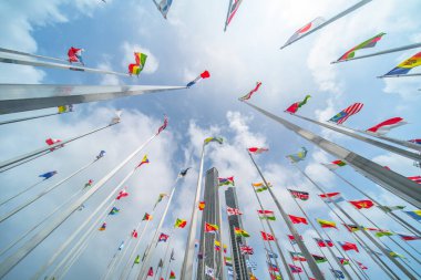 Rüzgardaki bayrak direkleri mavi bulutlu gökyüzüne karşı