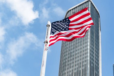 Rüzgarda dalgalanan Amerikan bayrağı 