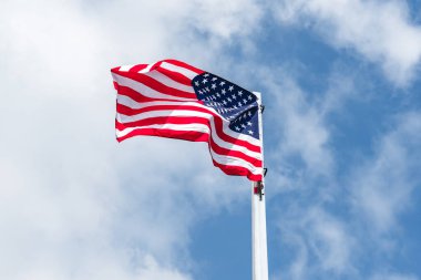Rüzgarda dalgalanan Amerikan bayrağı 