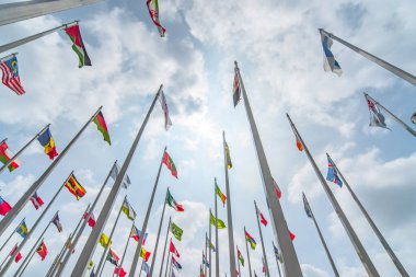 Rüzgardaki bayrak direkleri mavi bulutlu gökyüzüne karşı