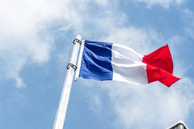 Mavi gökyüzü arka planında Fransız bayrağı