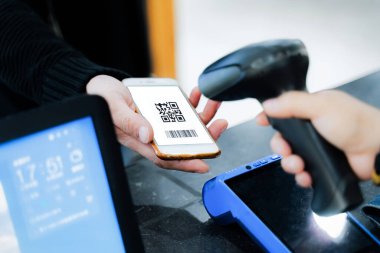 QR kod ödemesi, online alışveriş, nakitsiz teknoloji konsepti