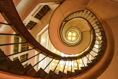 Şehirde eski binası olan sarmal merdiven.