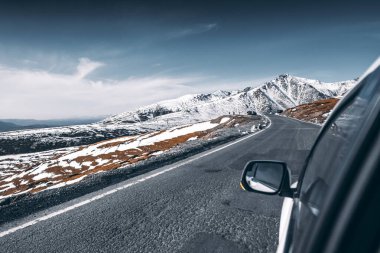 Çin 'de Xinjiang Sahne Bölgesi' nde araba sürerken