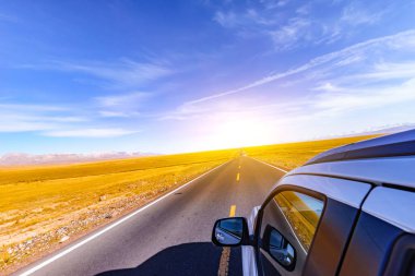 Çin 'de Xinjiang Sahne Bölgesi' nde araba sürerken