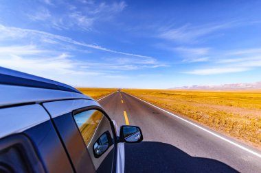 Xinjiang Sahne Bölgesi 'nde araba sürüyorum.