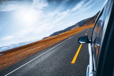 Xinjiang Sahne Bölgesi 'nde araba sürüyorum.