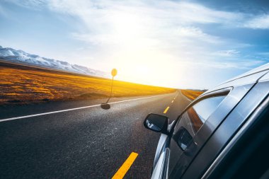 Xinjiang Sahne Bölgesi 'nde araba sürüyorum.