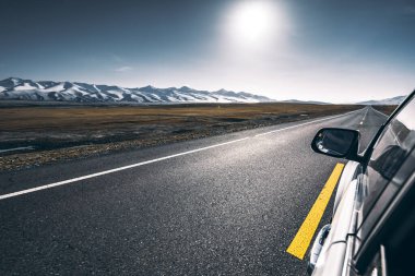 Xinjiang Sahne Bölgesi 'nde araba sürüyorum.