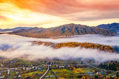 Dağlarda güzel bir gün batımı, Hemu, Xinjiang, Çin