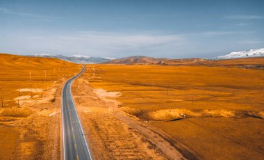 Çin 'in Xinjiang kentindeki çöl yolunun hava fotoğrafları.
