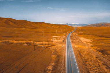Çin 'in Xinjiang kentindeki çöl yolunun hava fotoğrafları.