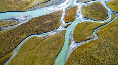Dağlardaki nehrin havadan görünüşü