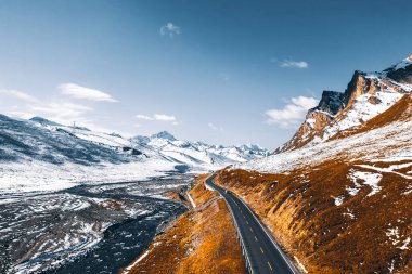 Dushan Otoyolu 'nda Turist Çekimi, Kar Dağları, Çin, Çin