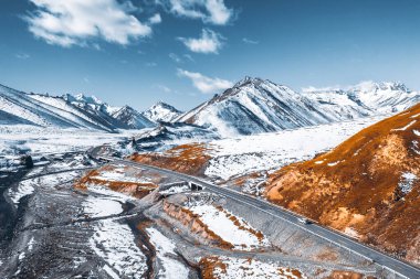 Dushan Otoyolu 'nda Turist Çekimi, Kar Dağları, Çin, Çin