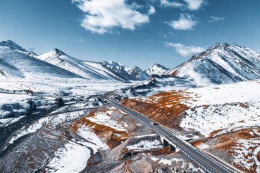 Dushan Otoyolu 'nda Turist Çekimi, Kar Dağları, Çin, Çin