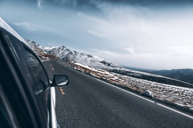 Xinjiang Sahne Bölgesi 'nde araba sürüyorum. 