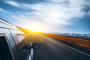 Çin 'de Xinjiang Sahne Bölgesi' nde araba sürerken