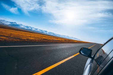 Çin 'de Xinjiang Sahne Bölgesi' nde araba sürerken