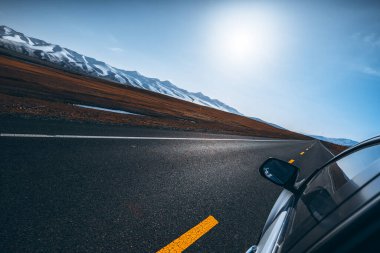 Çin 'de Xinjiang Sahne Bölgesi' nde araba sürüyor.