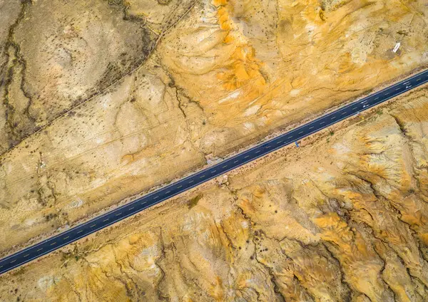 Dağlardaki yolun havadan görünüşü 