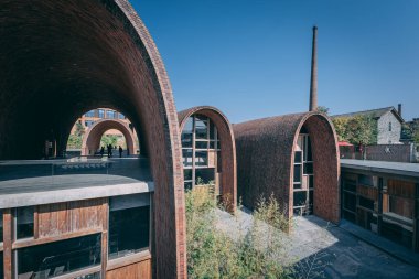 Şehirdeki eski ahşap ev.