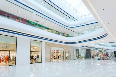 Modern alışveriş merkezinin içi