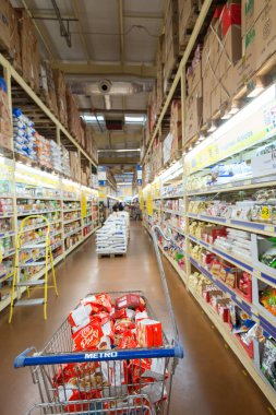 Süpermarkette yiyecek dolu bir market arabası 