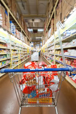 Süpermarkette yiyecek dolu bir market arabası 
