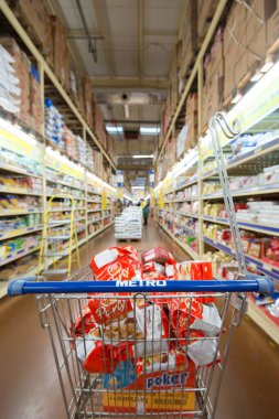 Süpermarkette yiyecek dolu bir market arabası 