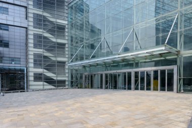 Şehirdeki modern gökdelen binasının dışında.