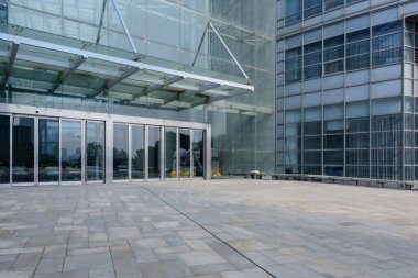 Şehirdeki modern gökdelen binasının dışında.