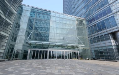 Şehirdeki modern gökdelen binasının dışında.