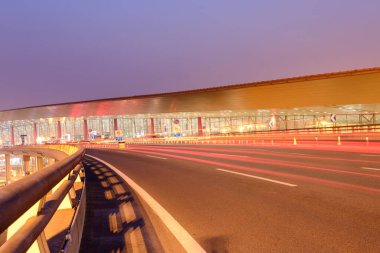 Gece şehirdeki trafik manzarası
